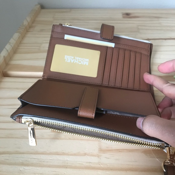 Michael Kors wallet🎈🎈 - Picture 8 of 9